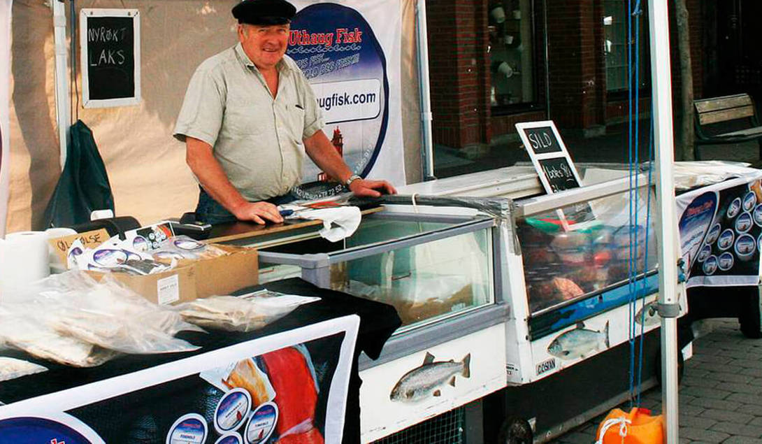 Fiskehandler fra Uthaug fisk står foran disk 